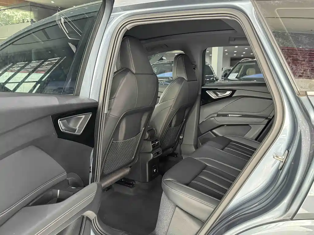 Audi Q4 e-tron 2025 — фото 15