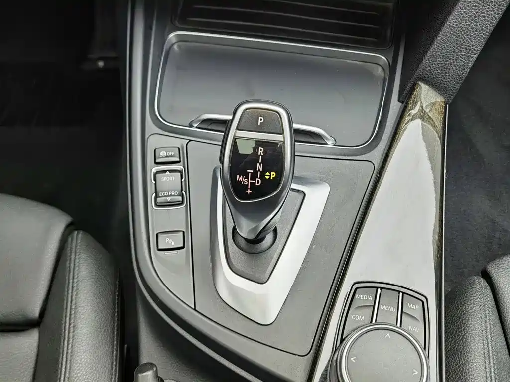 BMW 3 Series 2019 — фото 13