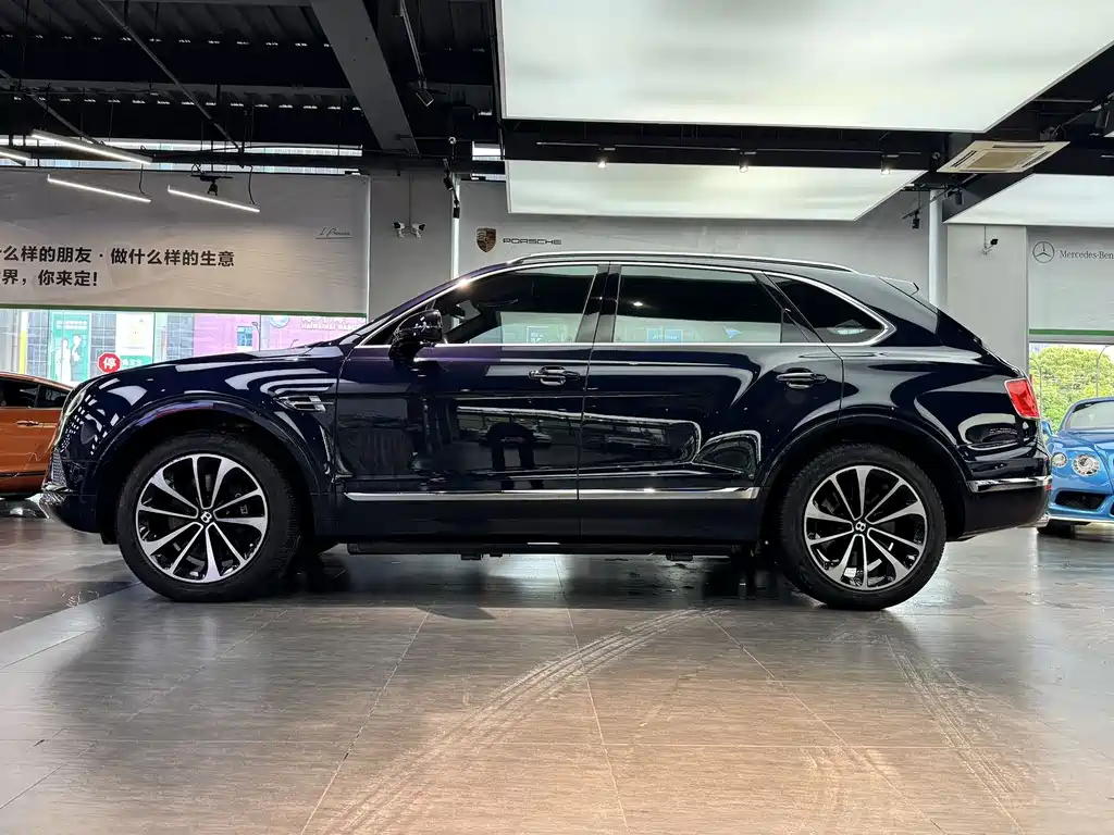 Bentley Bentayga 2017 — фото 18