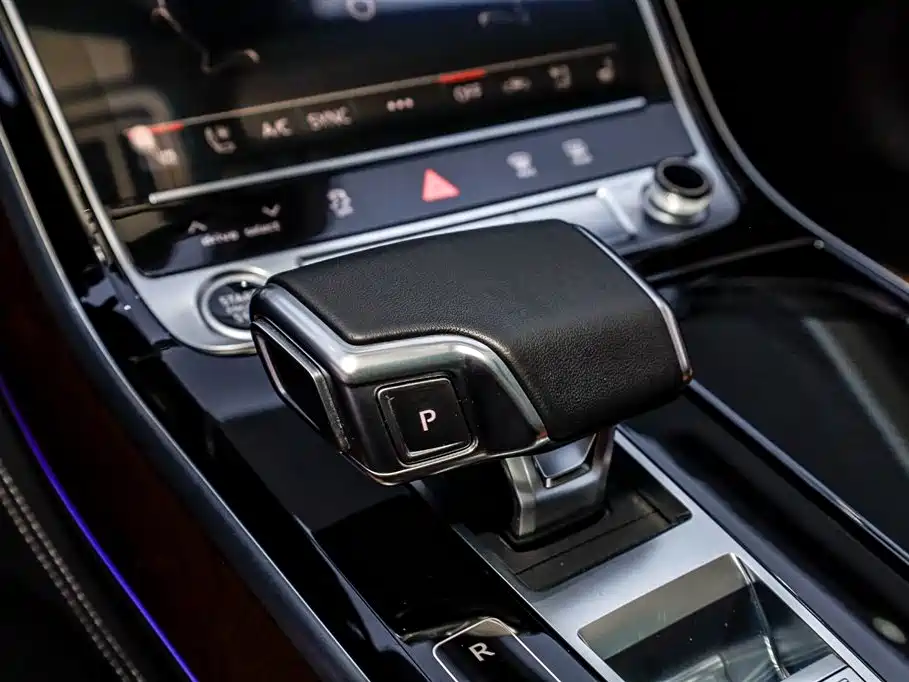 Audi A8 2022 — фото 30
