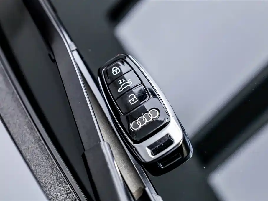 Audi A8 2022 — фото 17