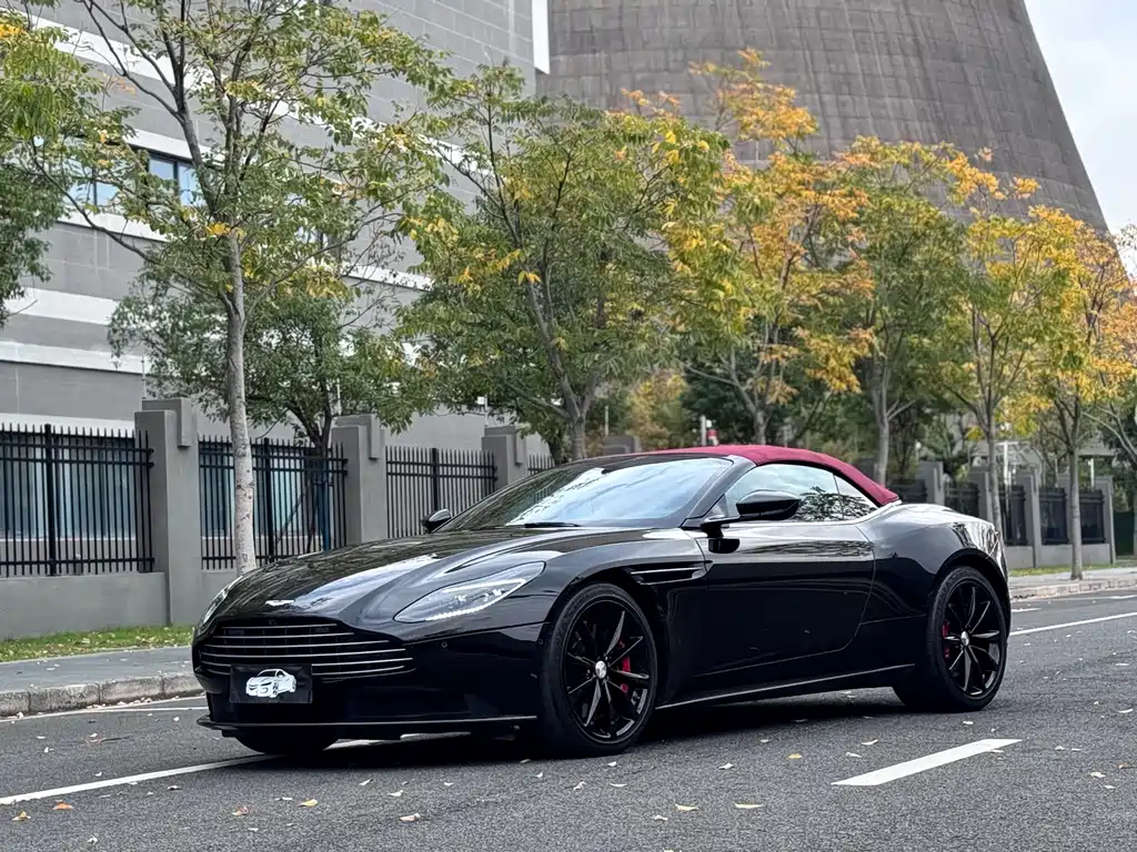 Aston Martin DB11 2019 — фото 12