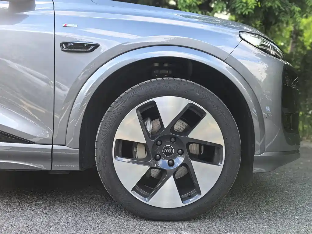 Audi Q6L e-tron 2025 — фото 10