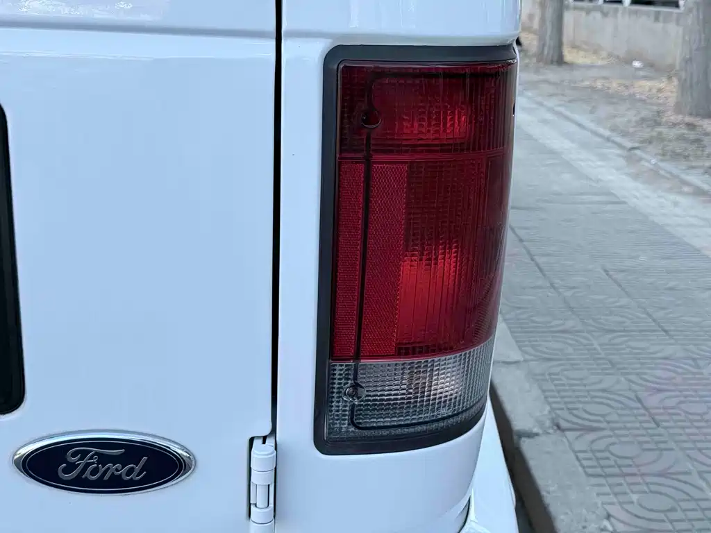 Ford E350 2015 — фото 28