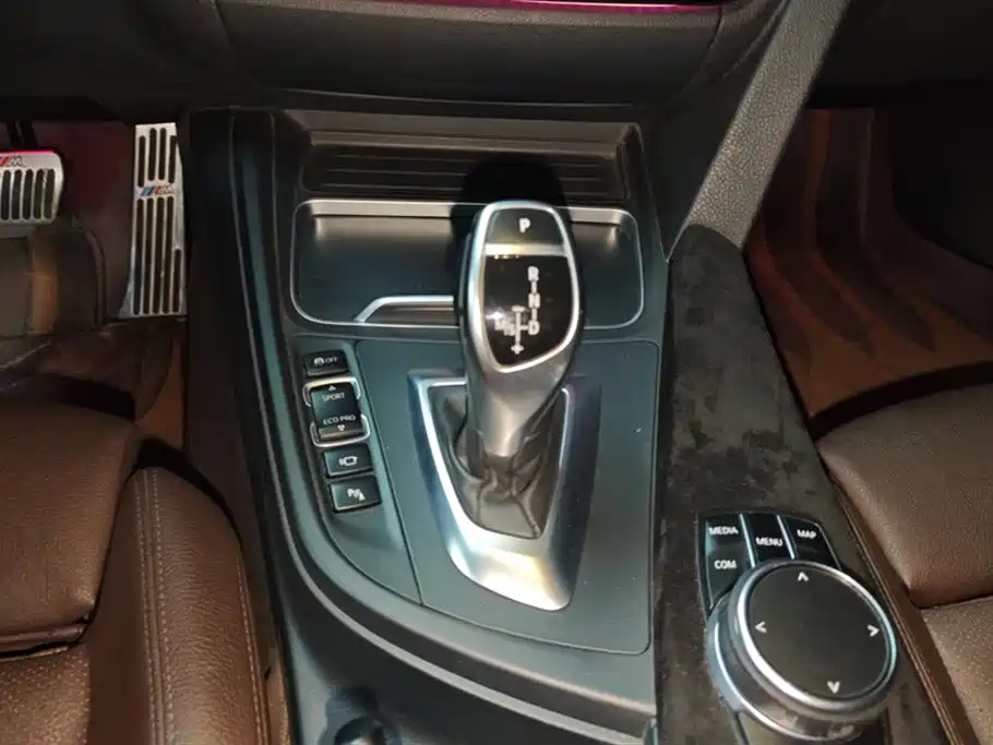 BMW 3 Series 2018 — фото 16