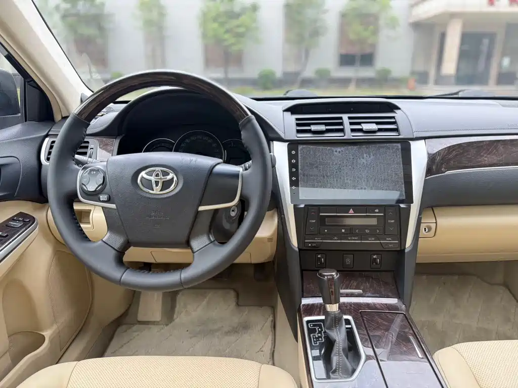 Toyota Camry 2016 — фото 10