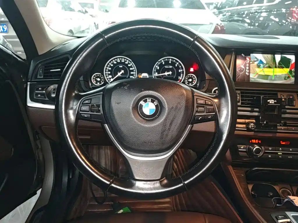BMW 5 Series 2017 — фото 11