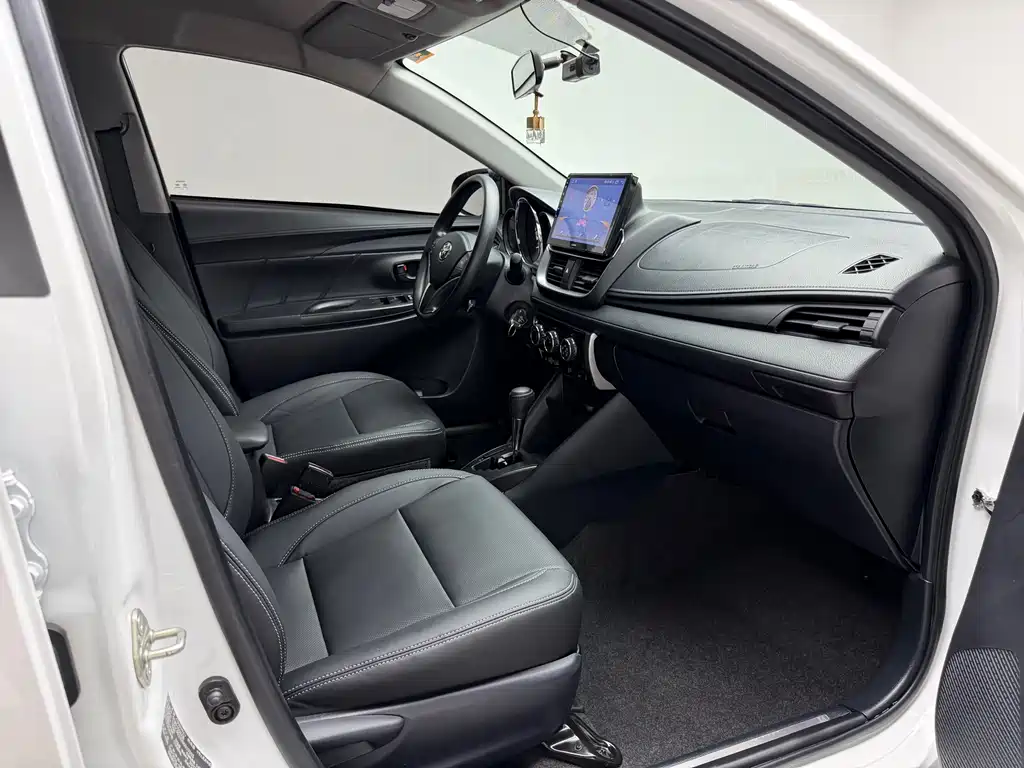 Toyota Yaris L 2022 — фото 11