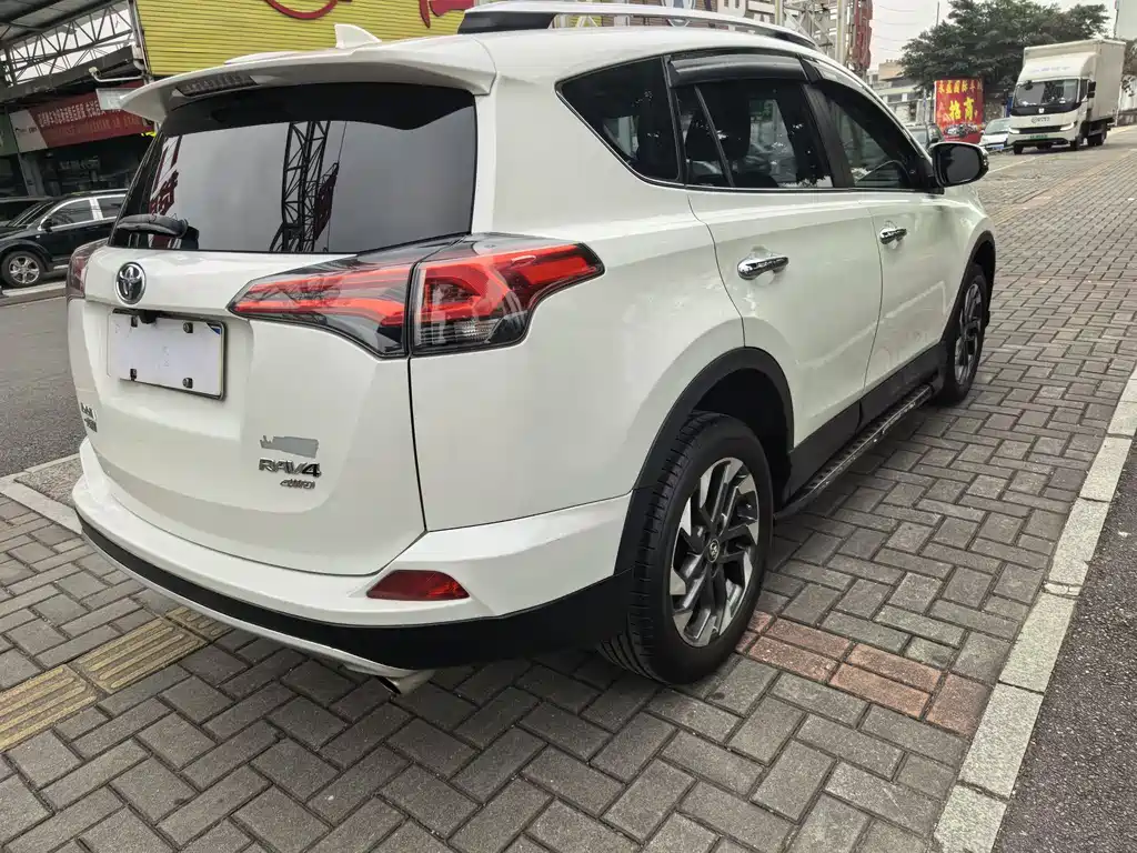 Toyota RAV4 2018 — фото 9