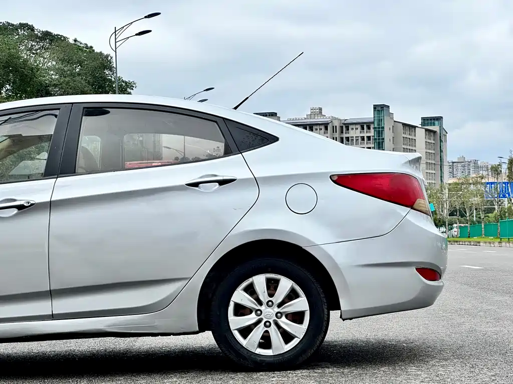 Hyundai Accent 2011 — фото 9