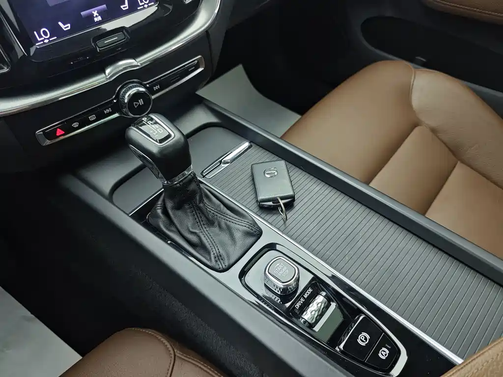Volvo XC60 2018 — фото 22
