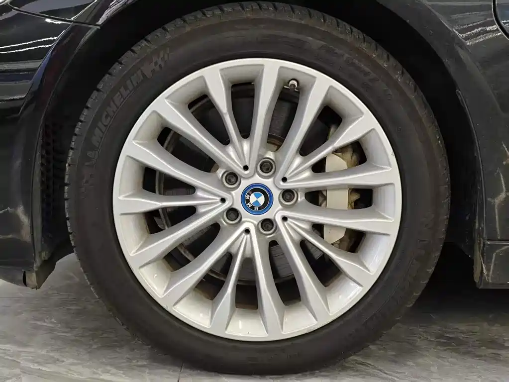 BMW 5 Series New Energy 2019 — фото 16