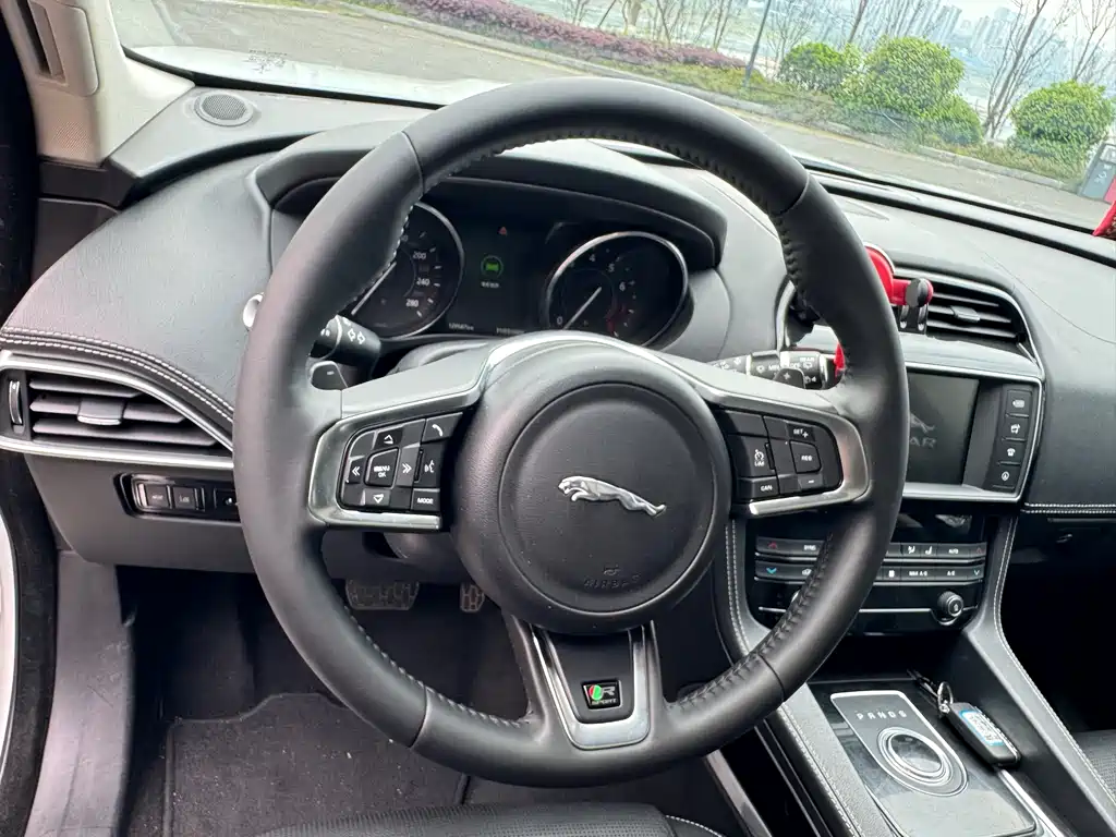 Jaguar F-PACE 2017 — фото 29