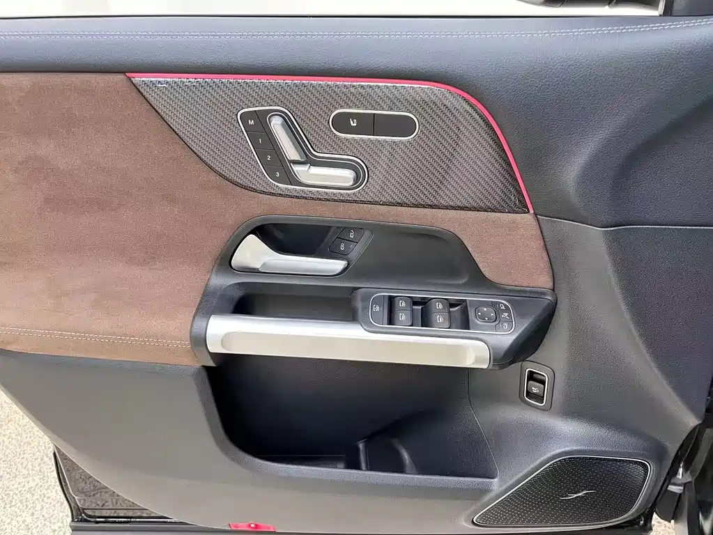 Mercedes-Benz GLB AMG 2024 — фото 12