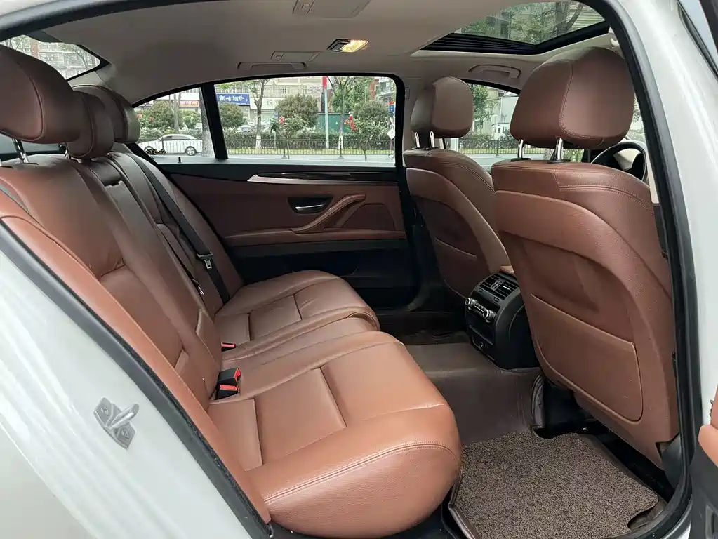BMW 5 Series 2015 — фото 16
