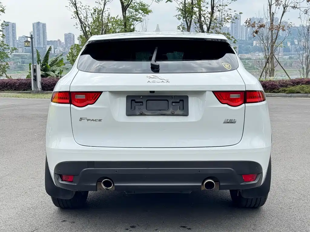 Jaguar F-PACE 2017 — фото 10