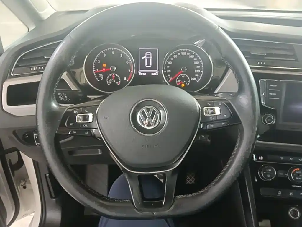 Volkswagen Touran 2017 — фото 11