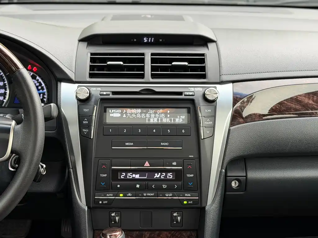 Toyota Camry 2015 — фото 18