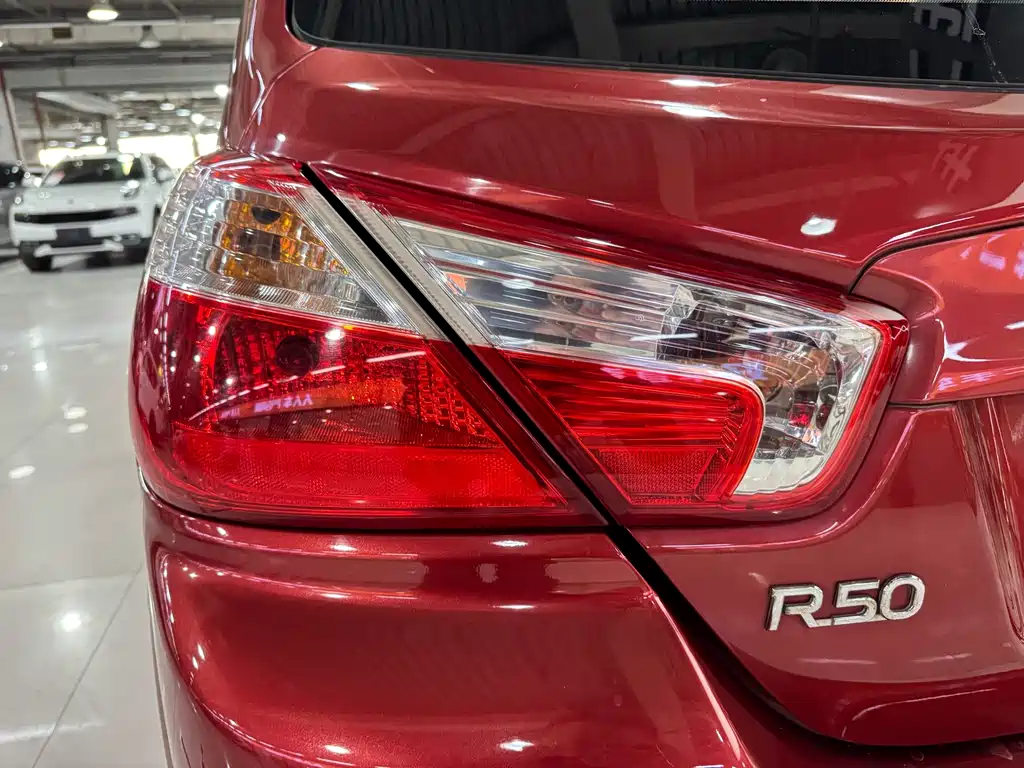 Venucia R50 2015