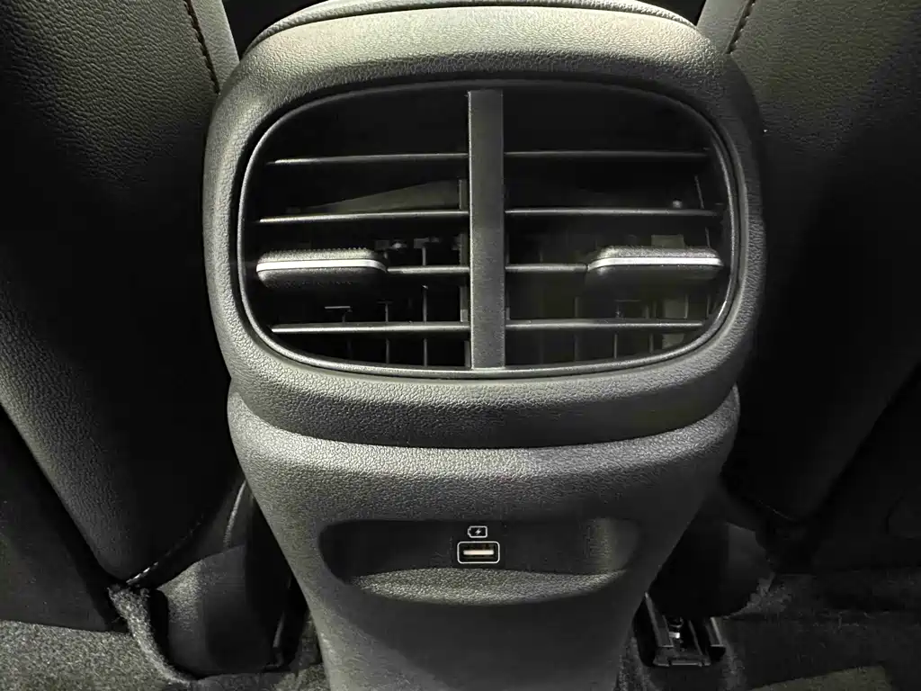 Hyundai Elantra 2023 — фото 18