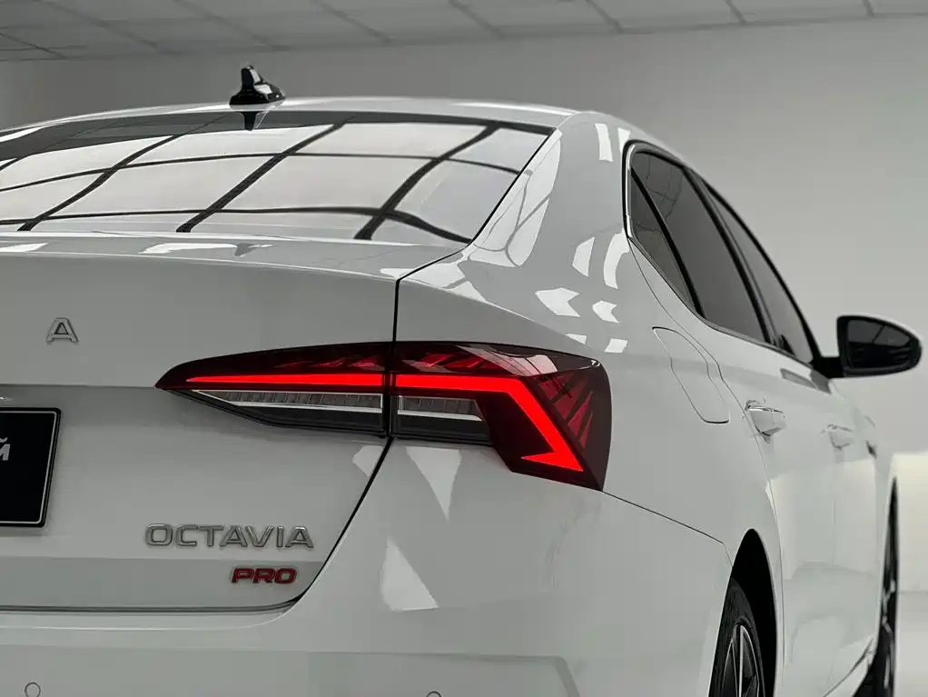 Skoda Octavia 2023 — фото 8