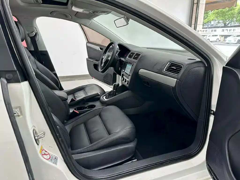 Volkswagen Sagitar 2012