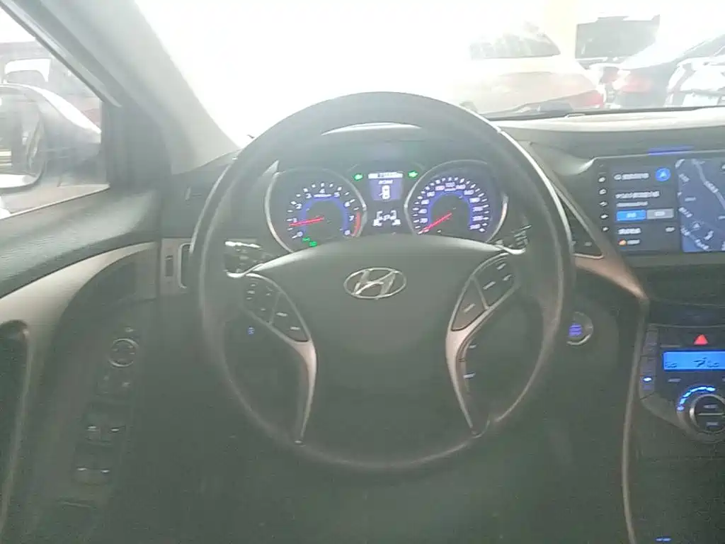 Hyundai Elantra 2016 — фото 11