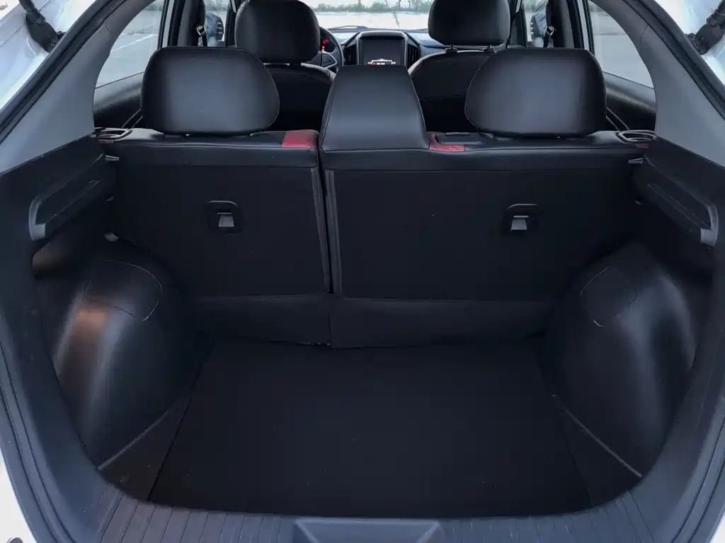 Luxgen U5 SUV 2018 — фото 13
