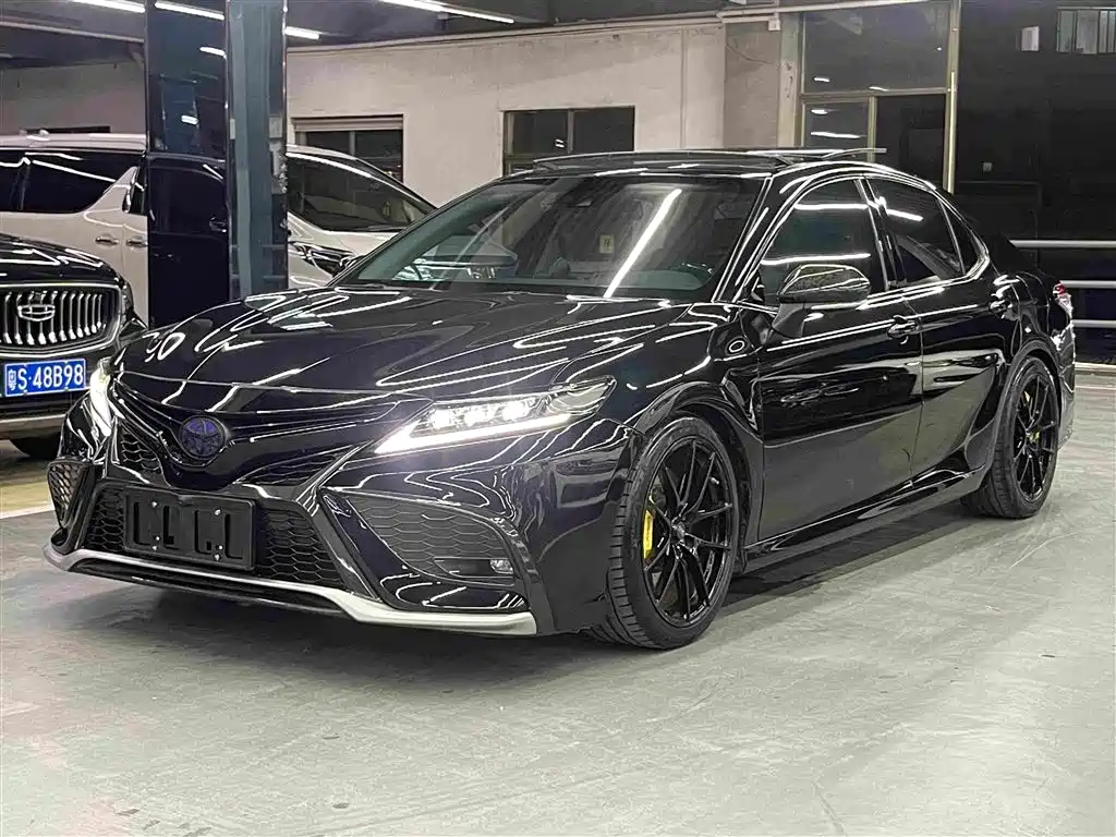 Toyota Camry 2022 — фото 1