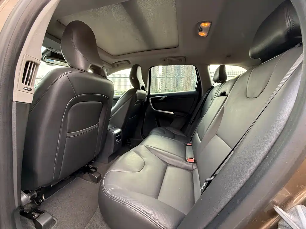 Volvo XC60 2016 — фото 14