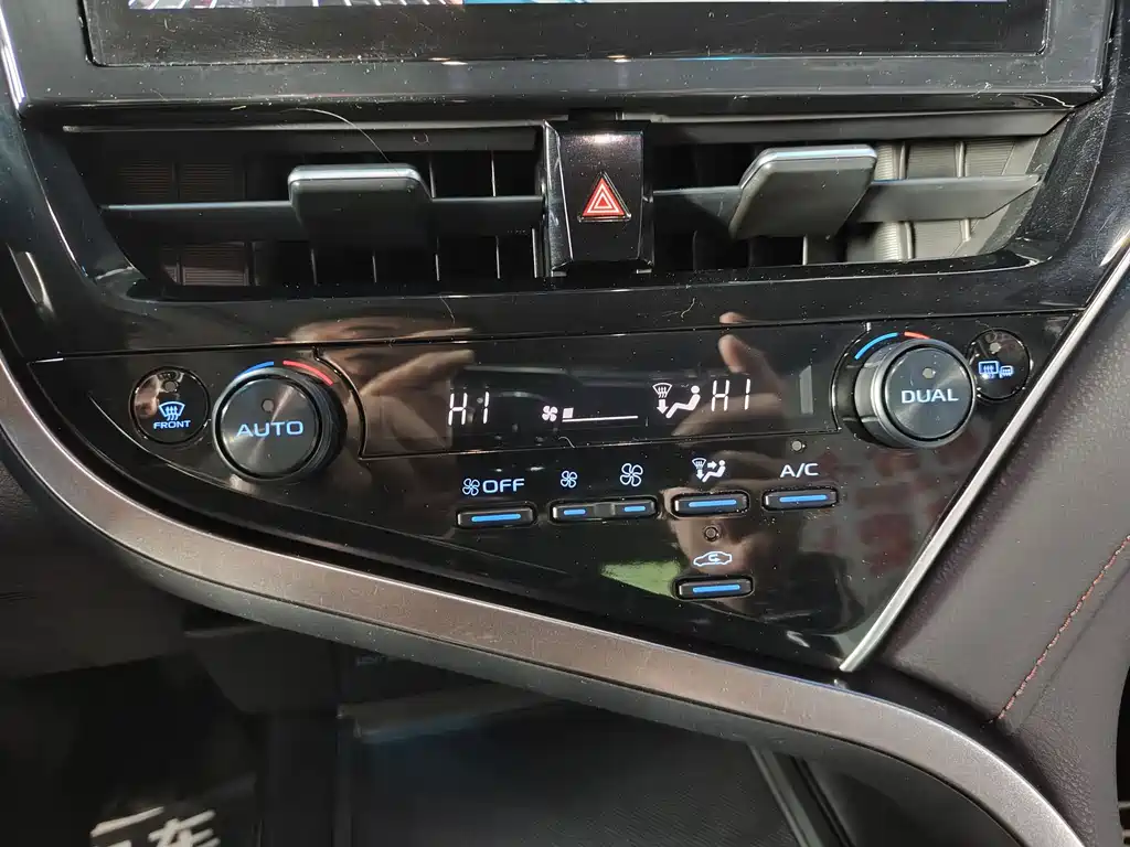 Toyota Camry 2023 — фото 14