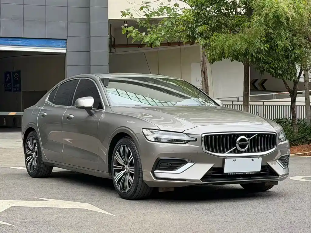 Volvo S60 2022 — фото 3
