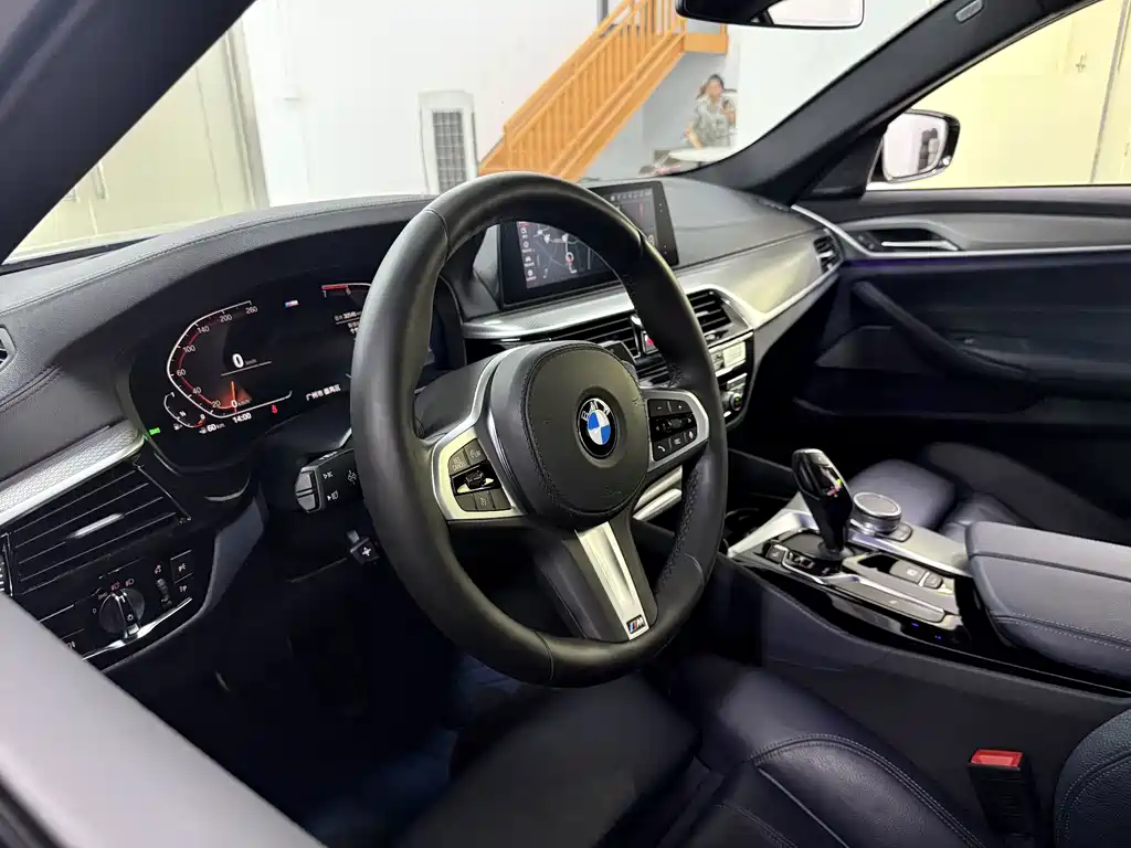 BMW 5 Series 2019 — фото 11