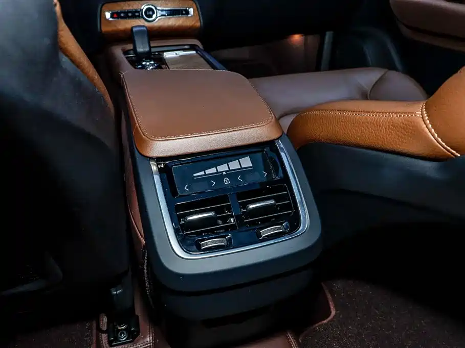 Volvo XC90 2023 — фото 24
