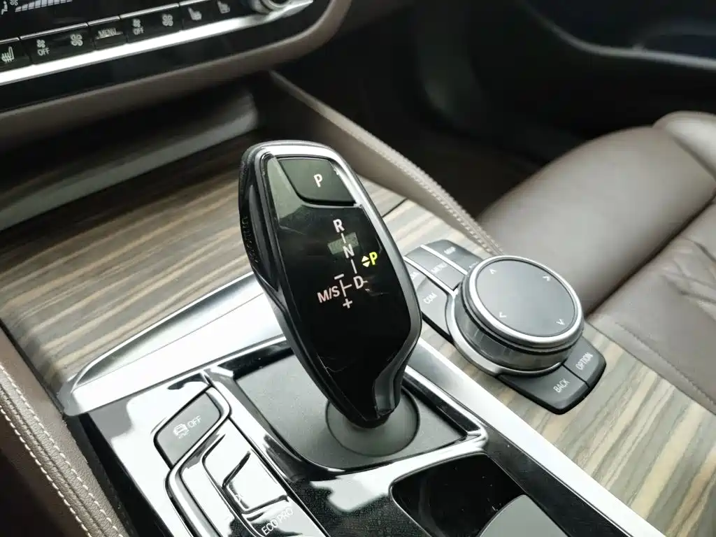 BMW 5 Series New Energy 2020 — фото 20