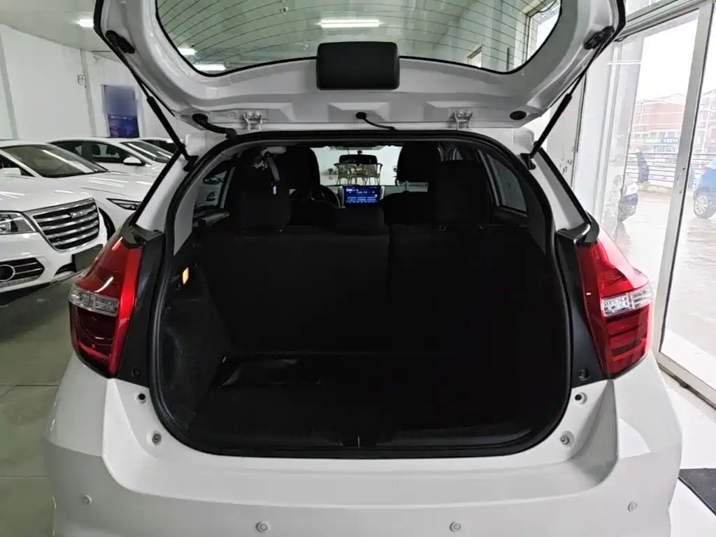 Toyota Yaris L 2017 — фото 19