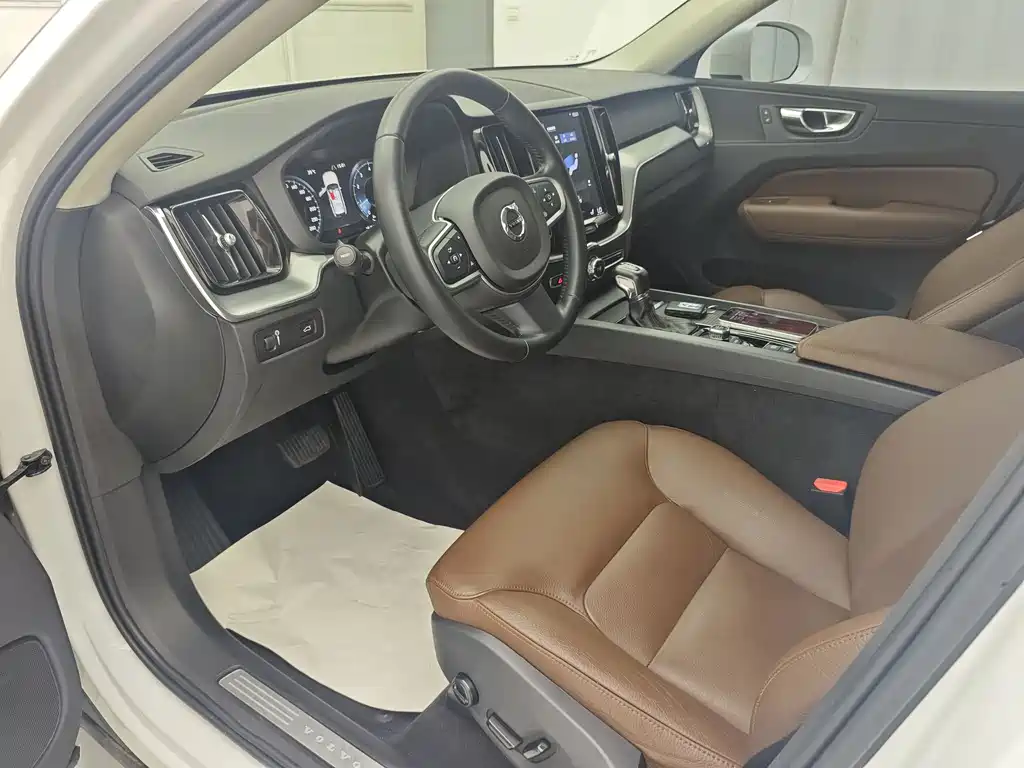 Volvo XC60 2018 — фото 13