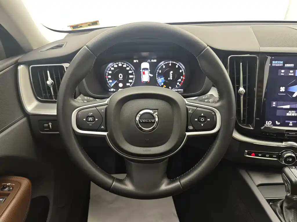 Volvo XC60 2018 — фото 24