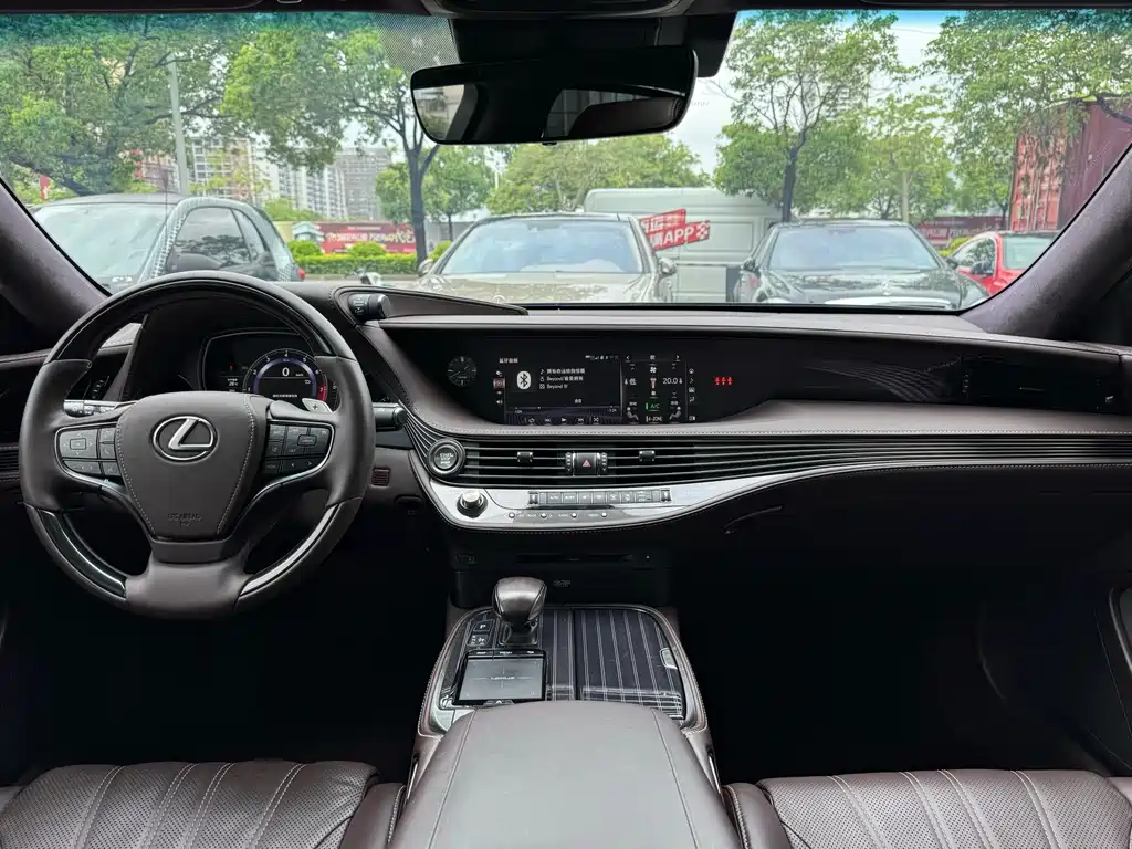 Lexus LS 2019 — фото 11