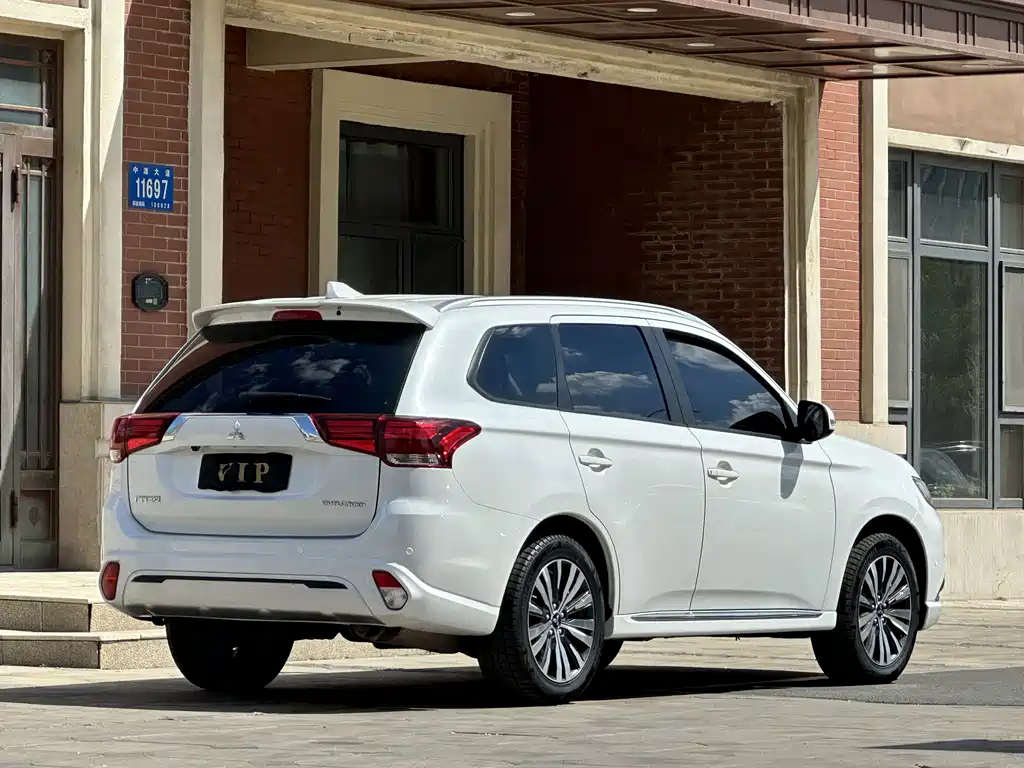 Mitsubishi Outlander 2022 — фото 6