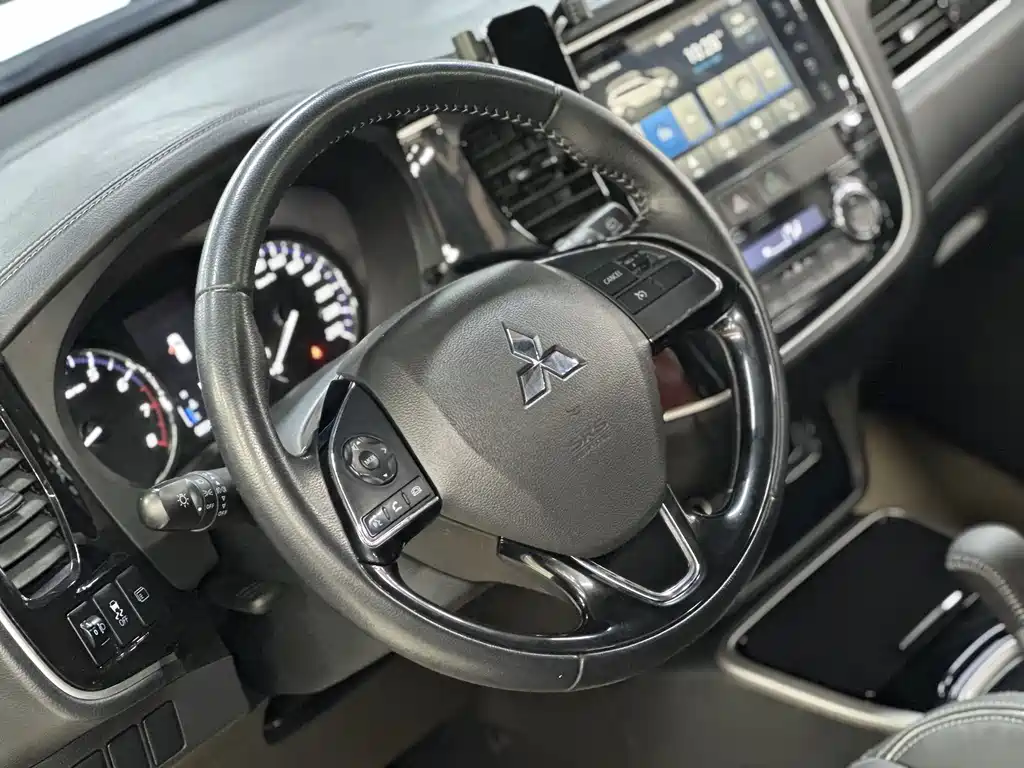 Mitsubishi Outlander 2022 — фото 23