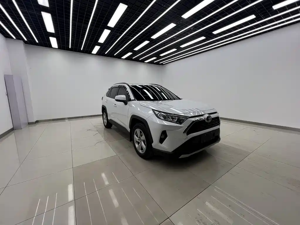 Toyota RAV4 2021 — фото 3
