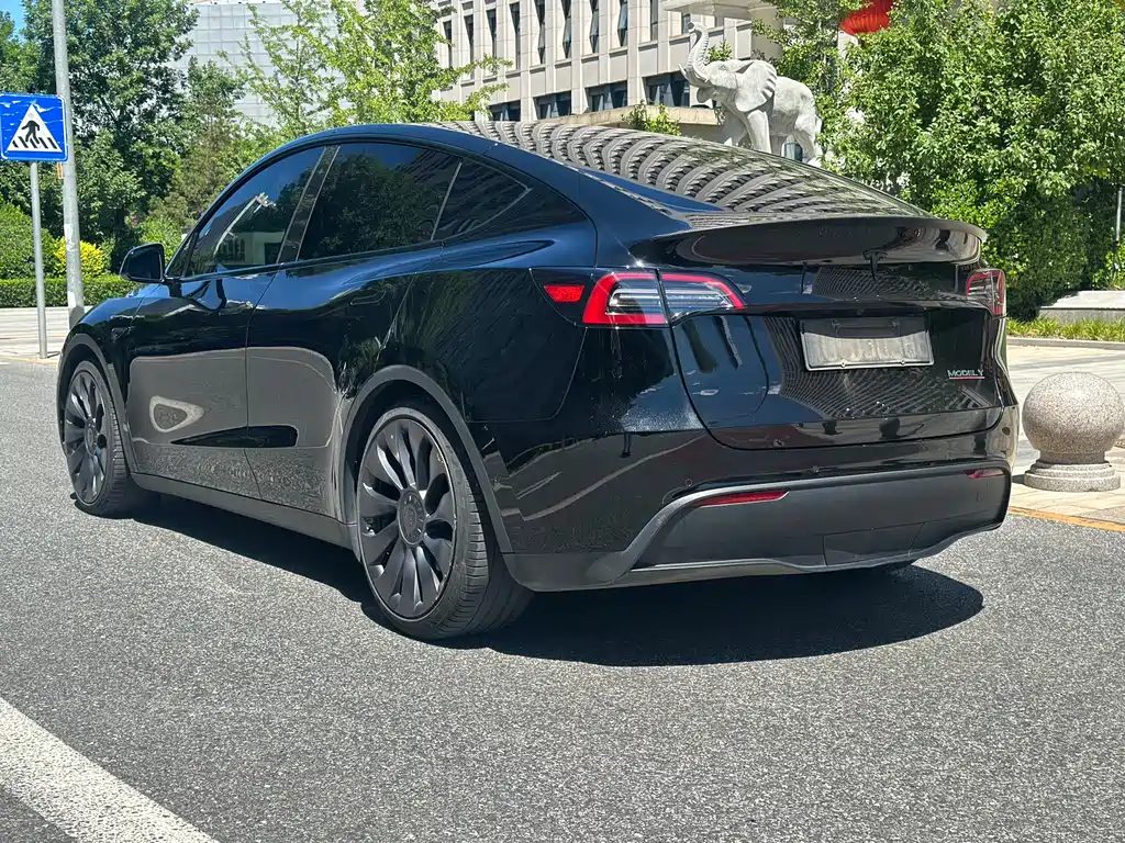 Tesla Model Y 2022 — фото 13