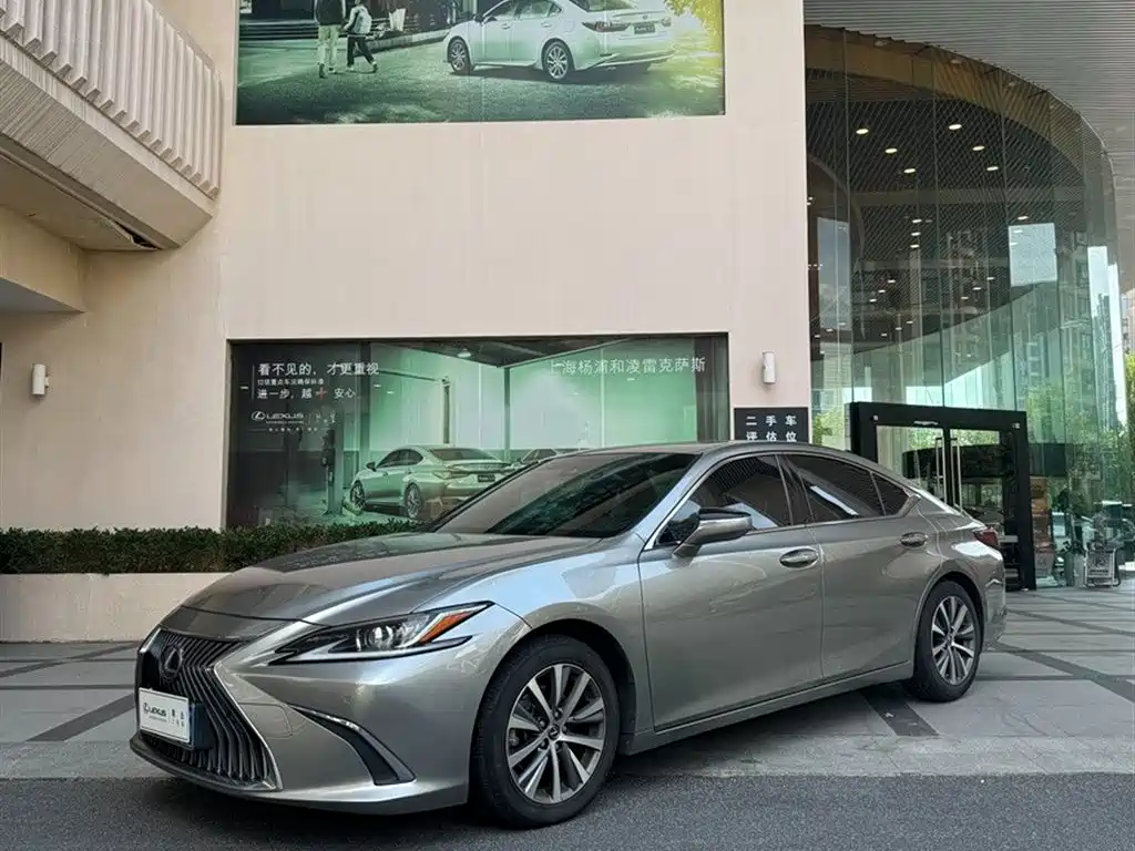 Lexus ES 2018 — фото 1