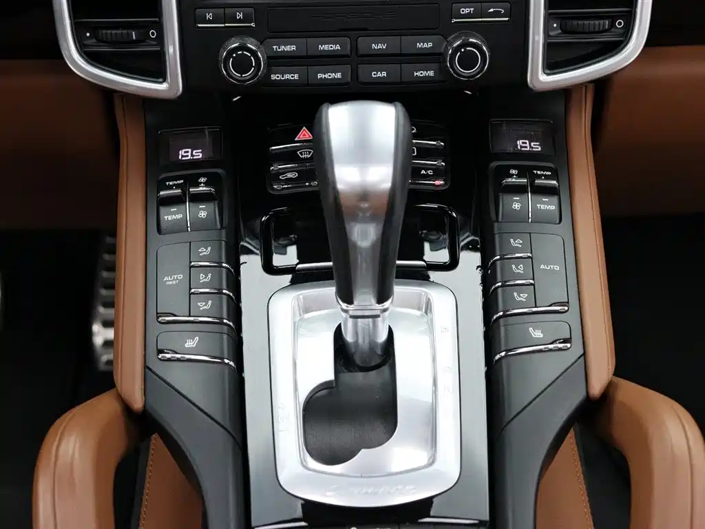 Porsche Cayenne 2016 — фото 18
