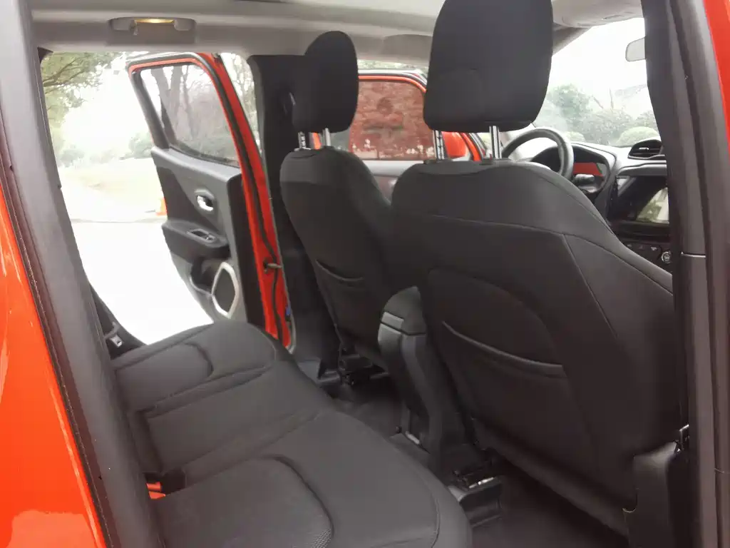 Jeep Renegade 2019 — фото 10