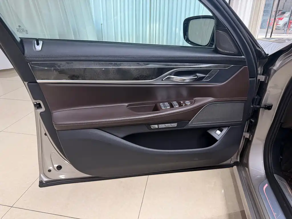 BMW 7 Series 2016 — фото 12