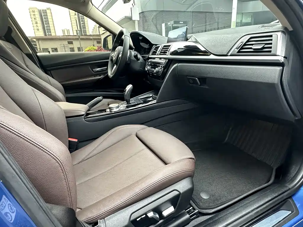 BMW 3 Series 2019 — фото 10