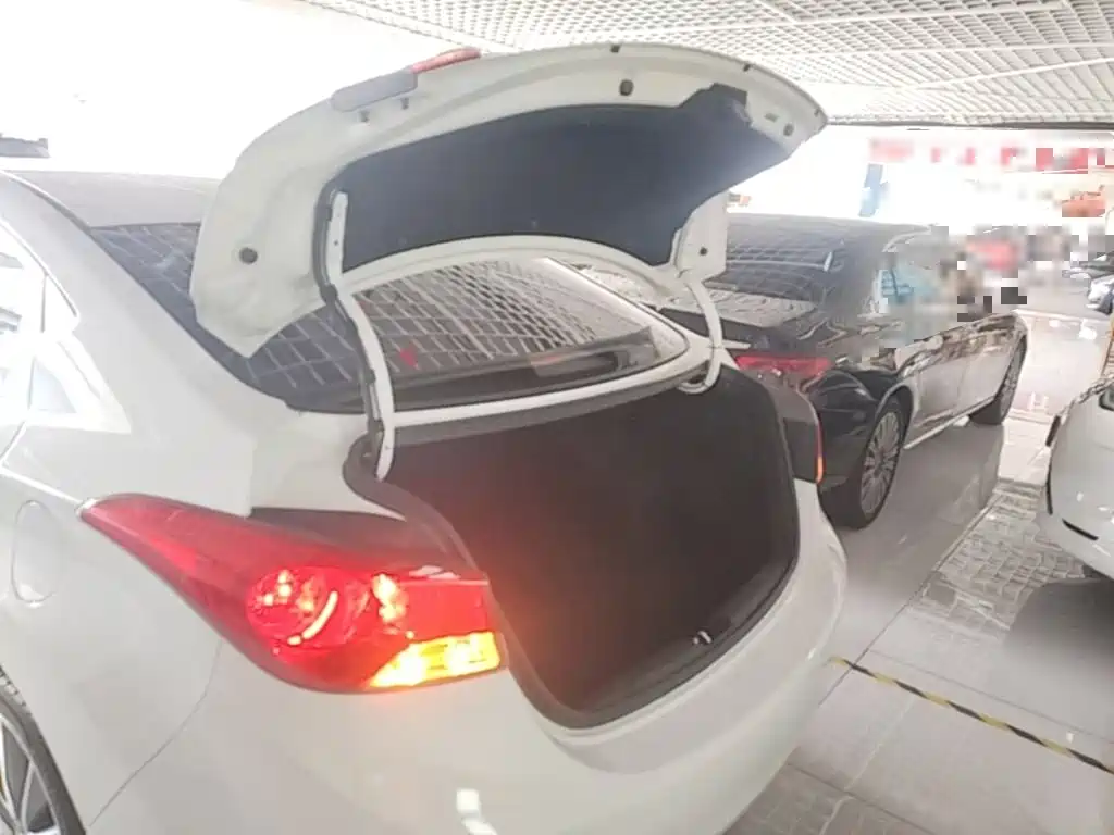 Hyundai Elantra 2016 — фото 19
