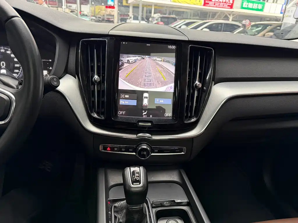 Volvo XC60 2018 — фото 10